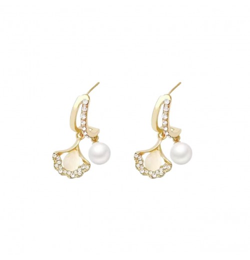 Ginkgo leaf pearl earrings, a light luxury and high-end style for women, French ear buckles, unique and niche earrings, and elegant ear studs and earrings