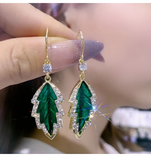 Plain earrings, green leaf shade earrings, fashionable and versatile, new high-end and exquisite style, new trendy and unique design Plain earrings, green leaf shade earrings, fashionable and versatile, new high-end and exquisite style, new trendy and unique design