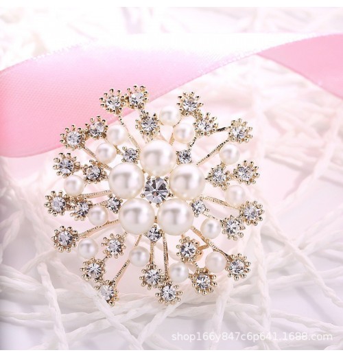 Korean-style large snowflake pearl brooch for women, versatile diamond-encrusted brooch, creative anti-leakage pin for suits and accessories Korean-style large snowflake pearl brooch for women, versatile diamond-encrusted brooch, creative anti-leakage pin for suits and accessories