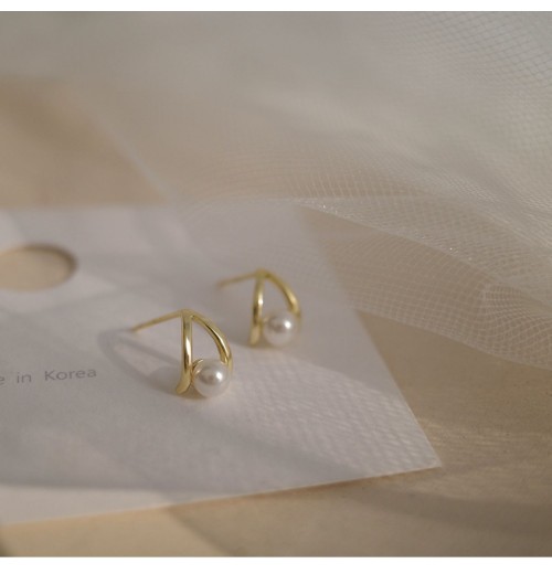 Pearl stud earrings for ear piercing, small and exquisite earrings for sleeping,  new style, exquisitely diamond-encrusted