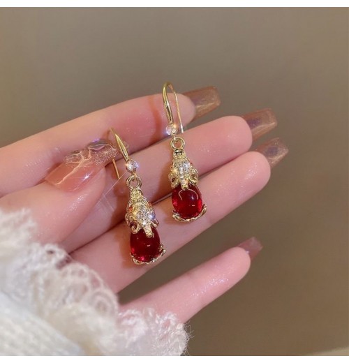The new PI Xiu retro earrings are trendy, niche and high-end for women, with an elegant and grand style. They are red earrings and pendants The new PI Xiu retro earrings are trendy, niche and high-end for women, with an elegant and grand style. They are red earrings and pendants