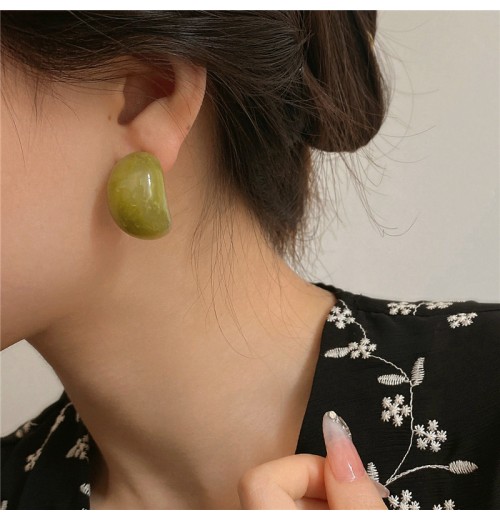 A girl with summer silver needle earrings made of colored acrylic, featuring a niche design, a fashionable and retro style, and a cold Korean style A girl with summer silver needle earrings made of colored acrylic, featuring a niche design, a fashionable and retro style, and a cold Korean style