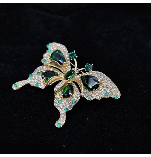 Retro light luxury emerald rhinestone butterfly brooch for women, summer anti-glare shawl buckle pin, small suit jacket accessory Retro light luxury emerald rhinestone butterfly brooch for women, summer anti-glare shawl buckle pin, small suit jacket accessory