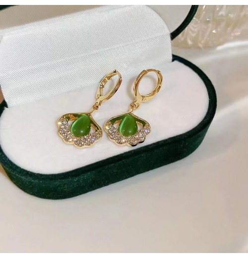 Cat's eye stone ginkgo leaf earrings, with a niche design sense, high-end cold style, and silver ear studs, a new luxury item for women in Cat's eye stone ginkgo leaf earrings, with a niche design sense, high-end cold style, and silver ear studs, a new luxury item for women in