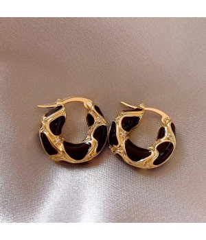 Maillard Carat red glaze U-shaped ear clings, French retro Hong Kong style, light luxury, high-end, whitening and simple earrings for women