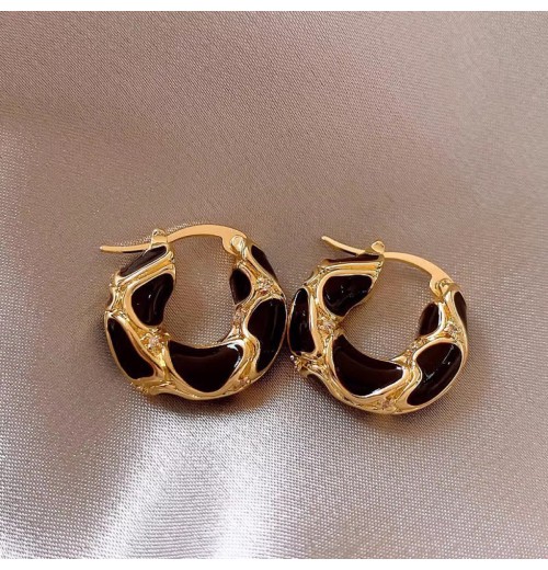 Maillard Carat red glaze U-shaped ear clings, French retro Hong Kong style, light luxury, high-end, whitening and simple earrings for women Maillard Carat red glaze U-shaped ear clings, French retro Hong Kong style, light luxury, high-end, whitening and simple earrings for women