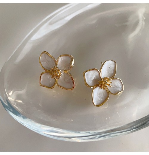 Oil-dripping metal flower stud earrings, a French retro niche design, are unique, simple, versatile and fashionable
