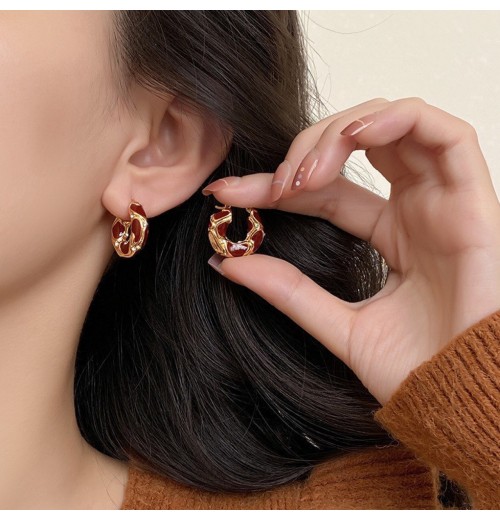 Maillard Carat red glaze U-shaped ear clings, French retro Hong Kong style, light luxury, high-end, whitening and simple earrings for women Maillard Carat red glaze U-shaped ear clings, French retro Hong Kong style, light luxury, high-end, whitening and simple earrings for women
