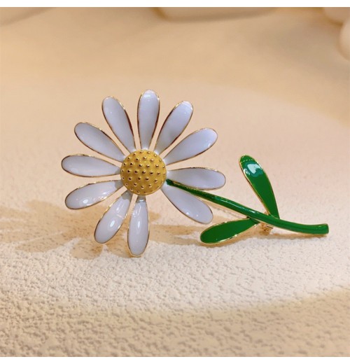 Spring and summer new products: enamel-craft Daisy and sunflower brooch for women, high-end, trendy and fashionable outerwear, clothes, pins and accessories Spring and summer new products: enamel-craft Daisy and sunflower brooch for women, high-end, trendy and fashionable outerwear, clothes, pins and accessories