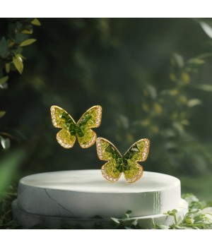 Butterfly earrings feature a light luxury, niche and simple design. They are versatile for women and have a high level of appearance. They are a popular online hit with universal ear studs in gradient colors