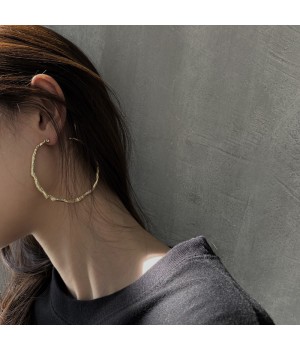 The  new trendy and fashionable exaggerated irregular large ring earrings are a simple and individual slimming accessory for women