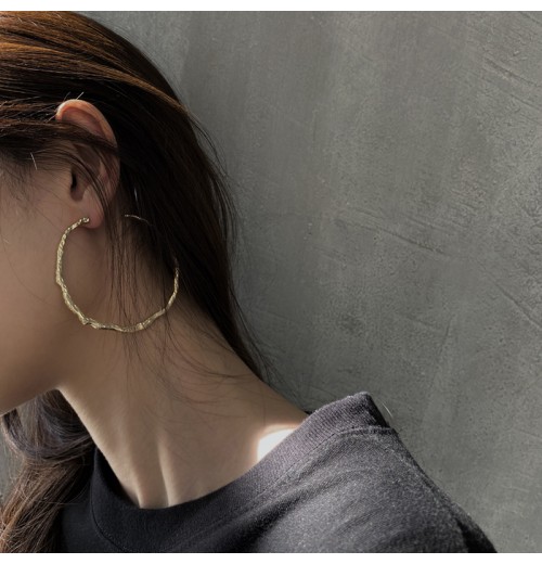 The new trendy and fashionable exaggerated irregular large ring earrings are a simple and individual slimming accessory for women The new trendy and fashionable exaggerated irregular large ring earrings are a simple and individual slimming accessory for women