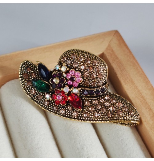 Korean fashion style hats, brooches, creative and cute corsages, elegant cardigans, coats, silk scarves, pin clasps, and accessories Korean fashion style hats, brooches, creative and cute corsages, elegant cardigans, coats, silk scarves, pin clasps, and accessories