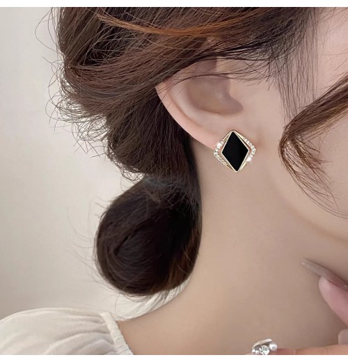 Exquisite black diamond-shaped earrings for women, new cold style earrings, niche design, high-end pure silver earrings Exquisite black diamond-shaped earrings for women, new cold style earrings, niche design, high-end pure silver earrings