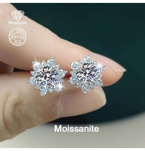 High-end, super sparkling Zircon snowflake earrings for women, simple and light luxury, new best-selling fashion ear accessories, light luxury High-end, super sparkling Zircon snowflake earrings for women, simple and light luxury, new best-selling fashion ear accessories, light luxury
