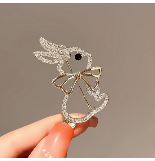 Cute Japanese-style diamond-encrusted rabbit brooch, New Year's zodiac rabbit pin, unissed-style light luxury and elegant brooch Cute Japanese-style diamond-encrusted rabbit brooch, New Year's zodiac rabbit pin, unissed-style light luxury and elegant brooch