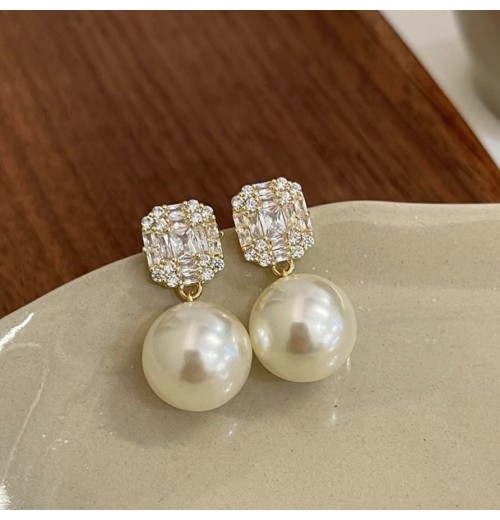 Square zircon pearl stud earrings for women, a new style of fashionable, versatile and elegant earrings with a niche, light luxury and high-end feel. Small scented earrings Square zircon pearl stud earrings for women, a new style of fashionable, versatile and elegant earrings with a niche, light luxury and high-end feel. Small scented earrings
