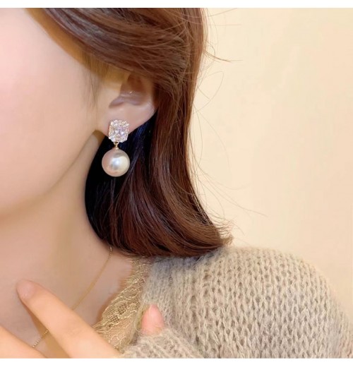 Square zircon pearl stud earrings for women, a new style of fashionable, versatile and elegant earrings with a niche, light luxury and high-end feel. Small scented earrings Square zircon pearl stud earrings for women, a new style of fashionable, versatile and elegant earrings with a niche, light luxury and high-end feel. Small scented earrings
