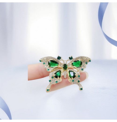 Retro light luxury emerald rhinestone butterfly brooch for women, summer anti-glare shawl buckle pin, small suit jacket accessory Retro light luxury emerald rhinestone butterfly brooch for women, summer anti-glare shawl buckle pin, small suit jacket accessory