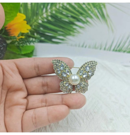 Butterfly retro brooch, alloy accessory brooch wholesale, pearl brooch, exclusive for Europe and America, high-end and niche style pins Butterfly retro brooch, alloy accessory brooch wholesale, pearl brooch, exclusive for Europe and America, high-end and niche style pins