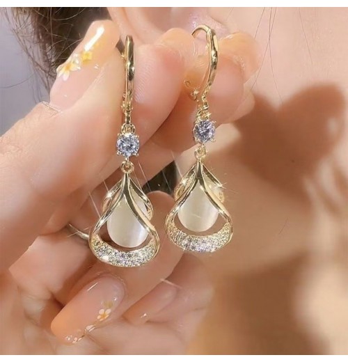Real gold electroplated geometric water drop cat's eye stone earrings are versatile and slimming for the face. The water drop earrings have a niche design and are earrings for women