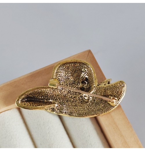 Korean fashion style hats, brooches, creative and cute corsages, elegant cardigans, coats, silk scarves, pin clasps, and accessories Korean fashion style hats, brooches, creative and cute corsages, elegant cardigans, coats, silk scarves, pin clasps, and accessories