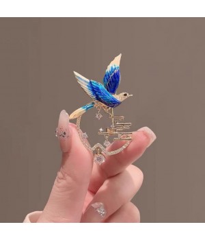 The new Chinese-style "Swallow Returns" brooch, with an ins design sense, is a luxurious dress. The brooch with water diamonds and anti-leakage pins are trendy