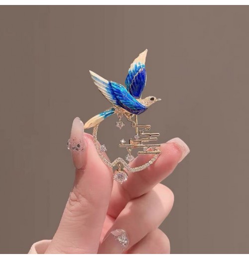 The new Chinese-style "Swallow Returns" brooch, with an ins design sense, is a luxurious dress. The brooch with water diamonds and anti-leakage pins are trendy The new Chinese-style "Swallow Returns" brooch, with an ins design sense, is a luxurious dress. The brooch with water diamonds and anti-leakage pins are trendy