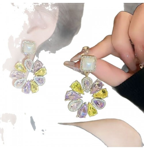 European and American cross-border circular hollowed-out zircon flower earrings are grand, exaggerated, and personalized. They are niche, light luxury, retro and high-end