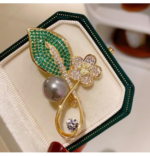 The - Double Flute Aesthetic brooch and elegant buckle pin add a touch of elegance to one's appearance. It is a light luxury corsage and a popular brooch accessory The - Double Flute Aesthetic brooch and elegant buckle pin add a touch of elegance to one's appearance. It is a light luxury corsage and a popular brooch accessory
