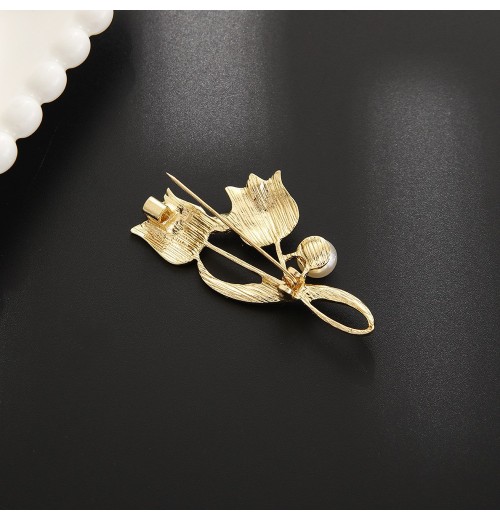 The new brooch for women is full of diamonds and flowers, suitable for suit overcoats. The brooch is fixed to prevent light leakage, giving a high-end, exquisite and trendy look