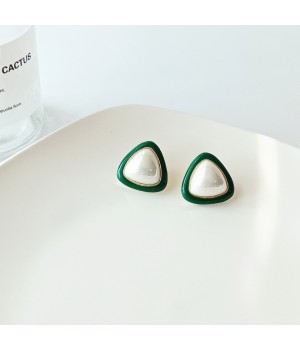 S925 silver needle geometric triangular pearl stud earrings, a niche design for women with an elegant and trendy style, are French retro earrings