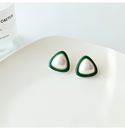 S925 silver needle geometric triangular pearl stud earrings, a niche design for women with an elegant and trendy style, are French retro earrings