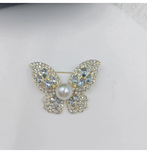 Butterfly retro brooch, alloy accessory brooch wholesale, pearl brooch, exclusive for Europe and America, high-end and niche style pins Butterfly retro brooch, alloy accessory brooch wholesale, pearl brooch, exclusive for Europe and America, high-end and niche style pins