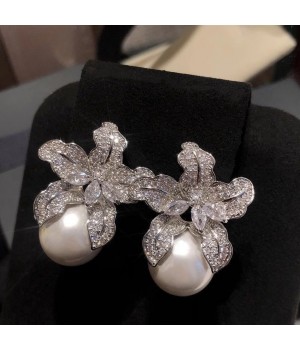 Niche and fashionable  new light luxury style earrings with diamonds, women's high-end touch, lily flower, pearl flower and elegant ear accessories