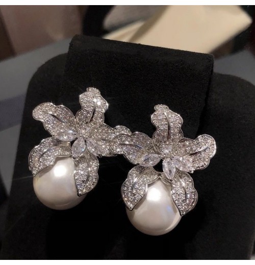 Niche and fashionable new light luxury style earrings with diamonds, women's high-end touch, lily flower, pearl flower and elegant ear accessories Niche and fashionable new light luxury style earrings with diamonds, women's high-end touch, lily flower, pearl flower and elegant ear accessories