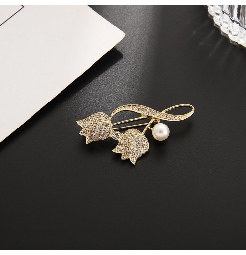 The new brooch for women is full of diamonds and flowers, suitable for suit overcoats. The brooch is fixed to prevent light leakage, giving a high-end, exquisite and trendy look