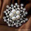 Korean-style large snowflake pearl brooch for women, versatile diamond-encrusted brooch, creative anti-leakage pin for suits and accessories Korean-style large snowflake pearl brooch for women, versatile diamond-encrusted brooch, creative anti-leakage pin for suits and accessories