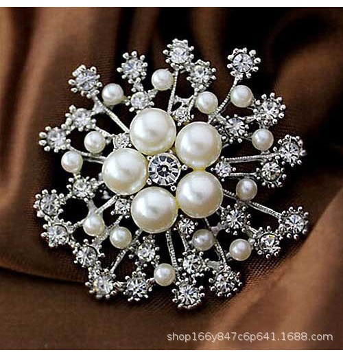 Korean-style large snowflake pearl brooch for women, versatile diamond-encrusted brooch, creative anti-leakage pin for suits and accessories Korean-style large snowflake pearl brooch for women, versatile diamond-encrusted brooch, creative anti-leakage pin for suits and accessories