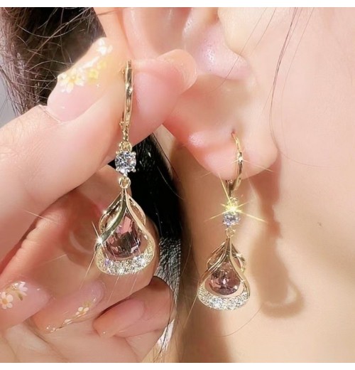 Real gold electroplated geometric water drop cat's eye stone earrings are versatile and slimming for the face. The water drop earrings have a niche design and are earrings for women