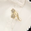 The new brooch for women is full of diamonds and flowers, suitable for suit overcoats. The brooch is fixed to prevent light leakage, giving a high-end, exquisite and trendy look