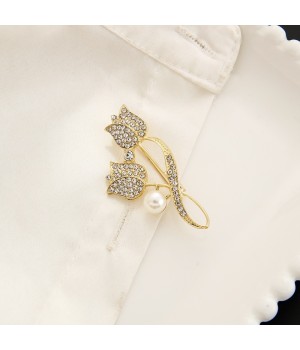 The new brooch for women is full of diamonds and flowers, suitable for suit overcoats. The brooch is fixed to prevent light leakage, giving a high-end, exquisite and trendy look