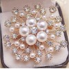 Korean-style large snowflake pearl brooch for women, versatile diamond-encrusted brooch, creative anti-leakage pin for suits and accessories Korean-style large snowflake pearl brooch for women, versatile diamond-encrusted brooch, creative anti-leakage pin for suits and accessories