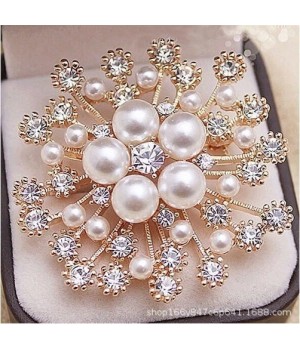 Korean-style large snowflake pearl brooch for women, versatile diamond-encrusted brooch, creative anti-leakage pin for suits and accessories