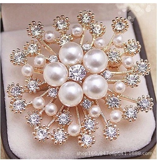 Korean-style large snowflake pearl brooch for women, versatile diamond-encrusted brooch, creative anti-leakage pin for suits and accessories Korean-style large snowflake pearl brooch for women, versatile diamond-encrusted brooch, creative anti-leakage pin for suits and accessories