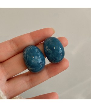 A girl with summer silver needle earrings made of colored acrylic, featuring a niche design, a fashionable and retro style, and a cold Korean style