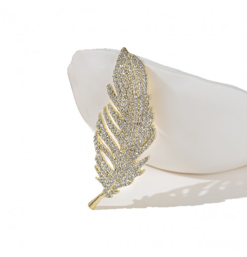 Accompany you with a grand and luxurious feather brooch, an elegant and high-end corsage, and a suit jacket pin Accompany you with a grand and luxurious feather brooch, an elegant and high-end corsage, and a suit jacket pin