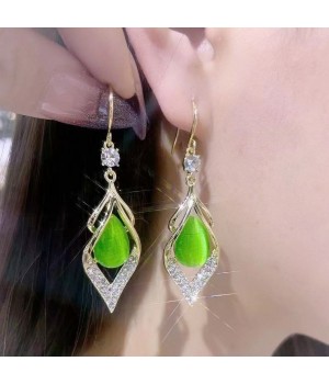Geometric diamond-encrusted green cat's eye diamond-shaped earrings, a high-end and fashionable design for women, are popular anti-allergy ear hooks and earrings