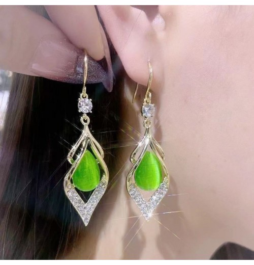 Geometric diamond-encrusted green cat's eye diamond-shaped earrings, a high-end and fashionable design for women, are popular anti-allergy ear hooks and earrings Geometric diamond-encrusted green cat's eye diamond-shaped earrings, a high-end and fashionable design for women, are popular anti-allergy ear hooks and earrings