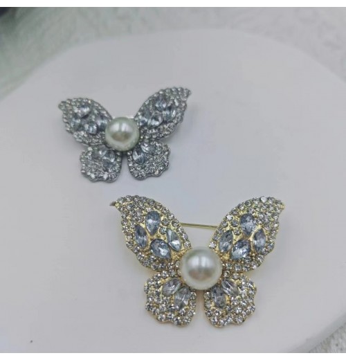 Butterfly retro brooch, alloy accessory brooch wholesale, pearl brooch, exclusive for Europe and America, high-end and niche style pins Butterfly retro brooch, alloy accessory brooch wholesale, pearl brooch, exclusive for Europe and America, high-end and niche style pins